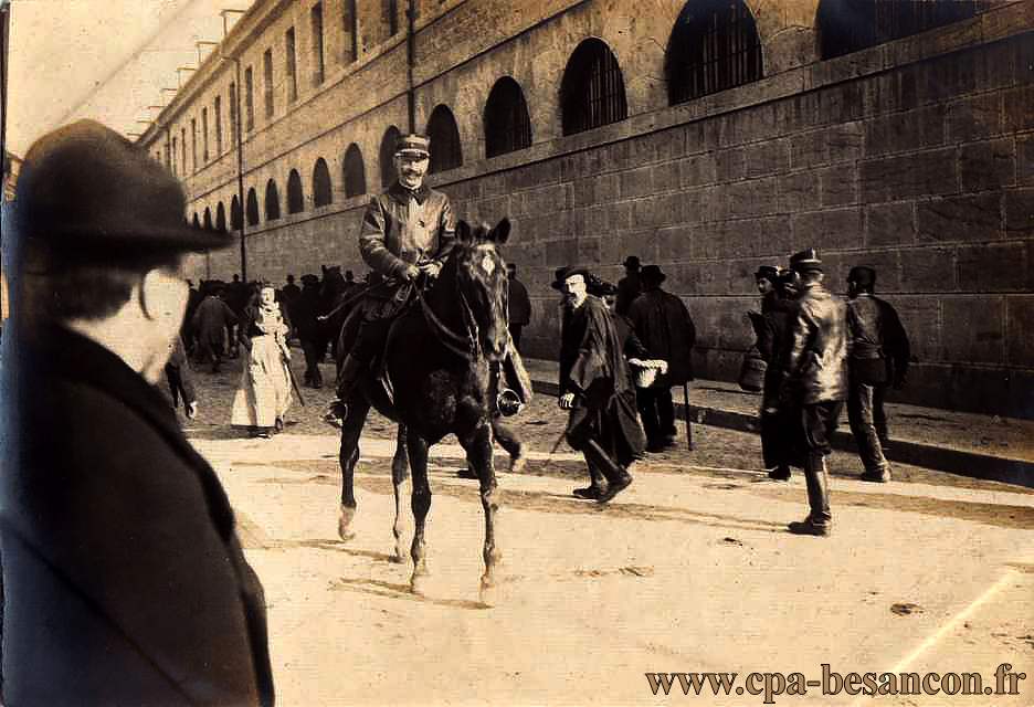 BESANÇON - Rue de l'Orme de Chamars - Le commandant Griarche un jour de foire - v. 1902